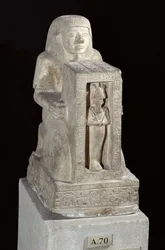 Naophorous staty av den kungliga skrivaren, Seti, med Osiris i naos, New Kingdom, c.1279-1213 BC (kalksten)