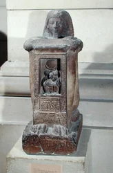 Naophorous staty av skrivaren, Kha, med guden Thoth i naos, Nya kungariket, ca 1279-1212 f.Kr. (kvartsit)