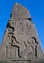 Obelisk med reliefer och inskriptioner av Ramses II, Amuns stora tempel, Tanis, Egypten, Egyptisk civilisation, Nya riket, XIX:e dynastin