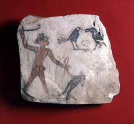 Ostracon med en skiss som visar en pojke som kör ett djur, troligen en babian, för att plocka frukt med två kråkor, New Kingdom, ca 1303-1224 f.Kr. (målad kalksten)
