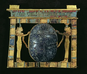 Pectoral av vesiren, Paser, med en skarabé flankerad av gudinnorna Isis och Nephthys, från Serapeum i Memphis, New Kingdom (guld, lapis lazuli och glaspasta)