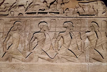 Fångar som illustrerar farao Ramses II:s segrar, basrelief vid ingången till Ramses II:s stora tempel, Egypten, Abu Simbel