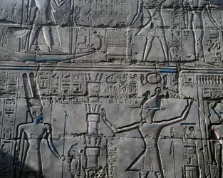 Drottning Hatshepsut inför guden Amun, detalj från scener med offergåvor till gudar, relief, innerväggar i Stora hypostylhallen, Karnaks tempelkomplex (Unescos världsarvslista
