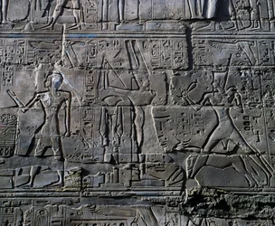 Drottning Hatshepsut inför guden Amun, detalj från scener med offergåvor till gudar, relief, innerväggar i Stora hypostylhallen, Karnaks tempelkomplex (Unescos världsarvslista
