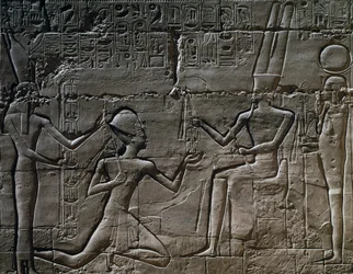 Ramses II framför Amun-Ra, relief, Stora hypostylhallen, Amuntemplet, Karnaks tempelkomplex (Unescos världsarvslista)