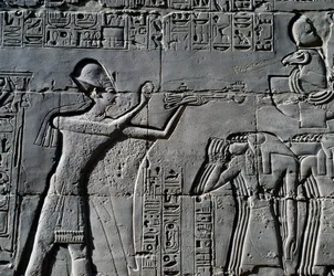 Ramses II framför helig båt, relief, innerväggar i Stora hypostylhallen, Karnaks tempelkomplex (Unescos världsarvslista)