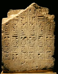 Bakre vy av ett fragment från en staty av Ramses II (1279-13) och hans gemål, Nya riket (alabaster) (se även 241415)