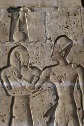 Relief föreställande farao med guden Horus, portik i Seti I:s tempel