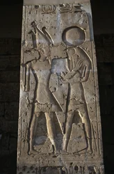 Relief föreställande farao med guden Horus, portik i Seti I:s tempel