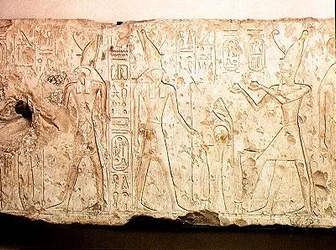 Relief som visar Ramesses II (1279-1213 f.Kr.) som ger rituella offer till familjen Osiris, detalj på höger sida med Ramesses som erbjuder två flaskor vin till Horus, från Abydos, Nya kungariket (kalksten)