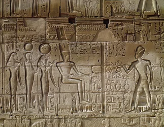 Relief föreställande Seti I (ca 1294-1279 f.Kr.) som ger ett offer till Amun, från den norra ytterväggen av Hypostyle Hall, New Kingdom