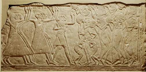 Relief föreställande en begravningscortege, från Saqqara (kalksten)