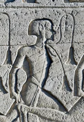 Relief föreställande fånge från slaget vid Kadesh, detalj från tronbasen på fasaden till Ramses II:s stora tempel, Abu Simbel (Unescos världsarvslista)