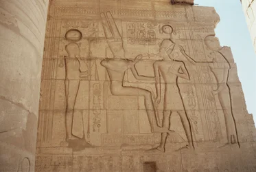 Relief som visar gudinnan Mut med lejoninnans huvud och presenterar Ramesses II för en tronande Amun, som ger honom en ankh, från Great Hypostyle Hall, New Kingdom