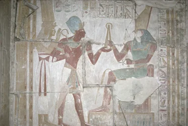 Relief av Isis, presenterar Sethos I (1303-1290 f.Kr.) till Horus, New Kingdom (väggmålning)