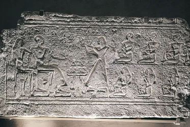Relief av Ptahotep och Tauseret från Saqqara, paret får erbjudanden från sin äldste son Amenheb och andra barn
