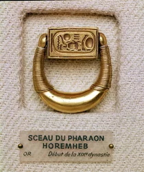 Ring med general Horemhebs sigill (ca 1323-1295 f.Kr.) Nya kungariket (guld)