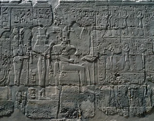 Scener av offergåvor till gudar, relief, innerväggar i Stora hypostylhallen, Karnaks tempelkomplex (Unescos världsarvslista)