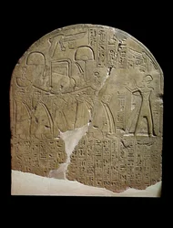 Stela tillägnad Isis av övervakaren av verken i Ramses II:s tempel i Koptos, föreställande kungen som offrar rökelse till Isis heliga båt, buren av präster (kalksten)