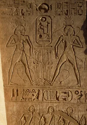 Unionen mellan övre och undre Egypten och faraos kartusch, relief på basen av troner, Ramses II:s tempel, Abu Simbel, Egypten, Nya riket, dynasti XIX
