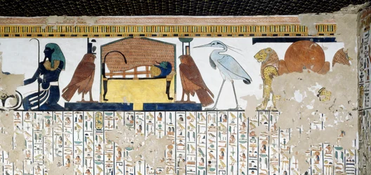 Övre register, lejon med symbol för Atum, gud Bennu, symbol för själ av Ra, mumie av Nefertari med två falkar, och geni av Nilen, nedre register, kapitel 17 i Book of Dead, fresk, Tomb of Nefertari, Valley of Queens, Thebe. Nya kungariket, dynasti XIX