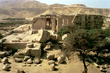 Utsikt från toppen av den första pylonen som visar den fallna kolossen av Ramesses II (1279-1213 f.Kr.) i första domstolen, New Kingdom