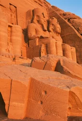 Utsikt över fasaden på Ramses II:s stora tempel i gryningen, Abu Simbel (UNESCO:s världsarvslista)