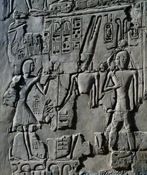 Unge Ramses II inför guden Amun, detalj från scener med offergåvor till gudar, relief, innerväggar i Stora hypostylhallen, tempelkomplexet i Karnak (Unescos världsarvslista