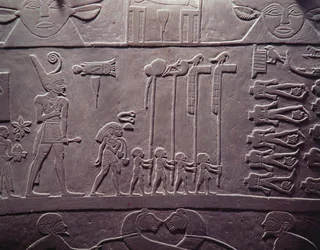 Narmerpaletten: ceremoniell palett som avbildar kung Narmer, med Nedre Egyptens röda krona, när han inspekterar bundna och halshuggna fångar, funnen i Hierakonpolis, tidig dynastisk period, ca 3000 f.Kr.