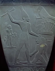 Narmerpaletten: ceremoniell palett som avbildar kung Narmer, bärande Övre Egyptens vita krona, när han slår en fånge, funnen i Hierakonpolis, tidig dynastisk period, ca 3000 f.Kr.