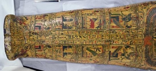 Detalj av omslaget till mumin av Nesyamun, möjligen hittat i Deir El-Bahri, New Kingdom, ca 1100 f.Kr. (målat trä)