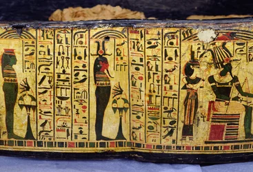 Maelezo ya msingi wa jeneza la nje la mummy wa Nesyamun, yawezekana ilipatikana huko Deir El-Bahri, New Kingdom, c.1100 BC (mbao zilizopakwa)swed.
