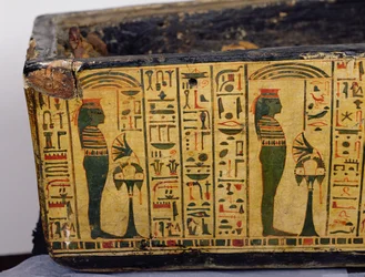 Detalj av den yttre kistbasen på mumin av Nesyamun, möjligen hittad i Deir El-Bahri, New Kingdom, ca 1100 f.Kr. (målat trä)