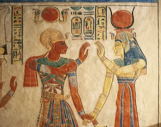 Egypten, Luxor, antika Thebe, Drottningarnas dal, Amonherkhopeshafs grav, målad relief med farao Ramses III framför Isis