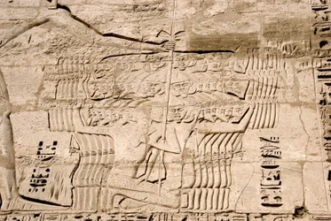 Egyptisk antikvitet: detalj av relieferna av den första pylonen som representerar fångsten av kämpar som tillhör havets folk, fiender till Ramses III. Ramses III:s begravningstempel (1187-1156 f.Kr.). Luxor, Medinet Habou, Egypten