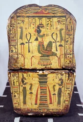 Slutvy av kistan till mumin av Nesyamun, möjligen hittad i Deir El-Bahri, New Kingdom, ca 1100 f.Kr. (målat trä)