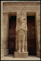 En av Ramesses III:s stående figurer (ca 1184-1153 f.Kr.) som guden Osiris, östra sidan av den första domstolen eller, Hall of Appearances, i Ramses III:s bårhustemplet, Nya kungariket, ca 1185-10