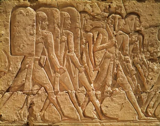 Relief som visar tjänare som bär rep och vapen, från Ramses III:s bårhustemplet (ca 1184-1153 f.Kr.) Nya kungariket