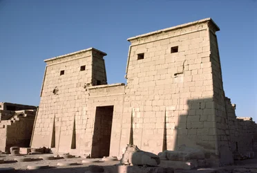 Södra fasaden och pylonen av templet i Khonsu, Nya kungariket, c.1100 f.Kr