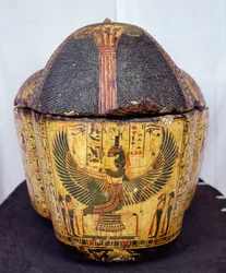 Den övre änden av kistan till mumin av Nesyamun, möjligen hittad i Deir El-Bahri, New Kingdom, ca 1100 f.Kr. (målat trä)