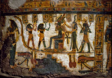 Egyptisk konst: Osiris tar emot hyllningar från fyra gudomar: Thot, Maat, Heka (Heqat eller Heqa) och Harsiesi. En av gudarna håller livets nyckel i form av ett ankhkors. Nedanför finns två framställningar av udjatögat (Horus öga). Dekoration
