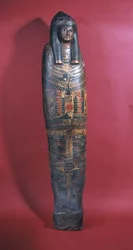 Sarkofag för en ung kvinna som heter husets fru Djed-montu-iues-ankh, hustru till Pamiu, tredje mellanperioden, 850-730 f.Kr. (polykrom gesso) (för detaljer se 83358)