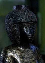 Staty av den gudomliga tillbedjaren Karomama, tredje mellanperioden (brons med guld, silver och elektrum) (detalj av 127647)