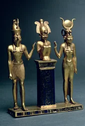 Osorkon II:s triad: Osiris flankerad av Isis och Horus, tredje mellantiden, ca 874-850 f.Kr. (guld och lapis lazuli)