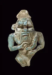 Fajansamulett av Bes som sköter en Horus, ca 770-715 f.Kr. glaserad fajans