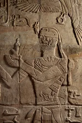 Relief på en helgedom som uppförts av farao Taharqa i gården till Amuntemplet byggt av honom i Kawa i Nubia, 25:e dynastin, sen period, 690-64 f.Kr. (sandsten) (detalj av 107896)