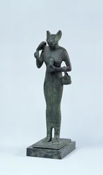 Statyett av gudinnan Bastet, tredje mellanperioden (brons)