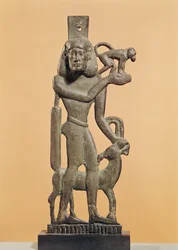 Figur av en man som håller en apa med en stenbock som slickar sitt knä, Saite Period (brons)