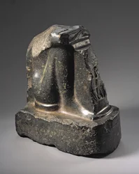 Fragment av en naofor staty, sen dynastisk period (basalt)