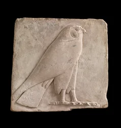 Tavla föreställande en falk, troligen guden Horus, 26:e dynastin eller Saiteperioden, 664-525 f.Kr. eller senare kalksten